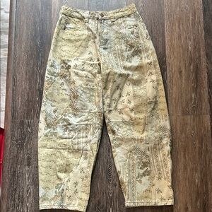 Floral Patterned Barrel Jeans in Tan